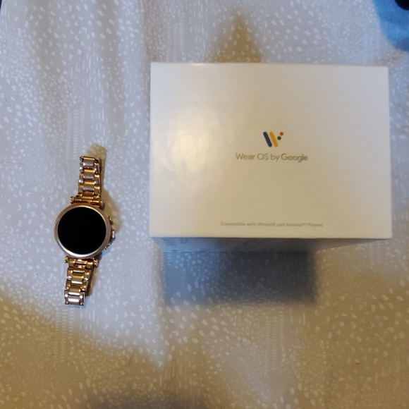 COPY - Fossil Smart Watch - Picture 1 of 3